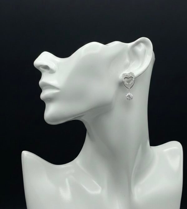 أقراط القلب المتدلية (Heart Drop Earrings)