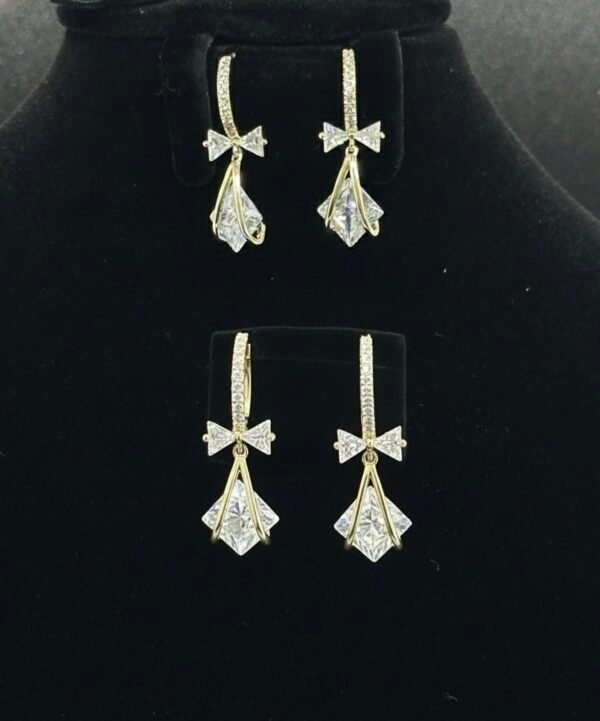 أقراط القوس والتدلي المعين (Bow and Diamond Drop Earrings)